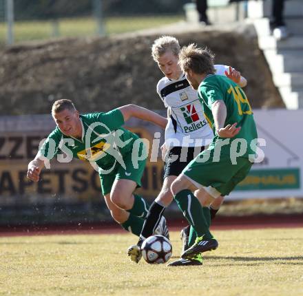 Fussball Kaerntner Liga. Voelkermarkt gegen WAC/St. Andrae Amateure 1B. Daniel Poeschl, Christoph Dohr (Voelkermarkt), Marcel Stoni (WAC). Voelkermarkt, am 19.3.2011.
Foto: Kuess
---
pressefotos, pressefotografie, kuess, qs, qspictures, sport, bild, bilder, bilddatenbank