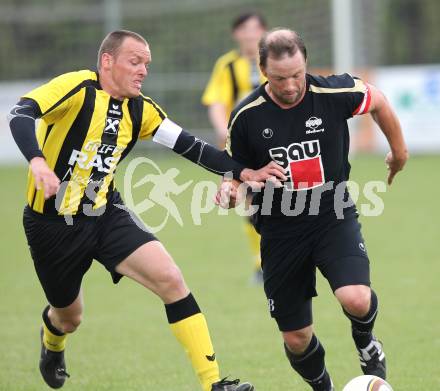 Fussball Kaerntner Liga. Griffen gegen Bleiburg. Borut Vrhnjak (Griffen), Daniel Wriessnig (Bleiburg). Griffen, am 16.4.2011.
Foto: Kuess
---
pressefotos, pressefotografie, kuess, qs, qspictures, sport, bild, bilder, bilddatenbank