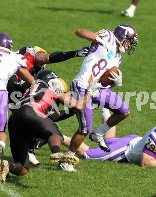 AFL. American Football. Black Lions gegen Vienna Vikings. Ramon Abdel Azim Mohamed, Kellen Pruitt (Black Lions), Laurinho Walch (Vienna Vikings). Villach, am 24.4.2011.
Foto: Kuess
---
pressefotos, pressefotografie, kuess, qs, qspictures, sport, bild, bilder, bilddatenbank