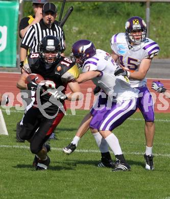 AFL. American Football. Black Lions gegen Vienna Vikings. Felix Knees (Black Lions), Johannes Neusser, Daniel Auboeck  (Vienna Vikings). Villach, am 24.4.2011.
Foto: Kuess
---
pressefotos, pressefotografie, kuess, qs, qspictures, sport, bild, bilder, bilddatenbank