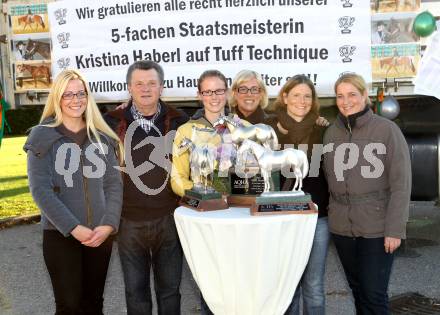 Westernreiten. Kristina Haberl mit ihren Eltern Erich und Susanne, und ihren Schwestern Susanne, Simone, Elke.
St. Veit, 30.10.2010.
Foto: Kuess
---
pressefotos, pressefotografie, kuess, qs, qspictures, sport, bild, bilder, bilddatenbank