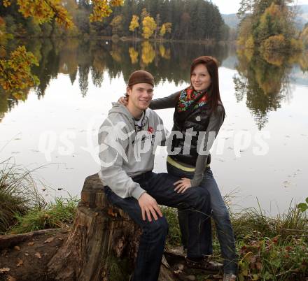 EBEL. Eishockey Bundesliga. KAC. Markus Pirmann mit Freundin Lisa. Moosburg, 23.10.2010.
Foto: Kuess
---
pressefotos, pressefotografie, kuess, qs, qspictures, sport, bild, bilder, bilddatenbank