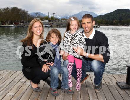 Eishockey. KAC. Sean Brown mit seiner Frau Wendy und Kinder Maya und Rylan. Klagenfurt, 16.4.2011.
Foto: Kuess
---
pressefotos, pressefotografie, kuess, qs, qspictures, sport, bild, bilder, bilddatenbank