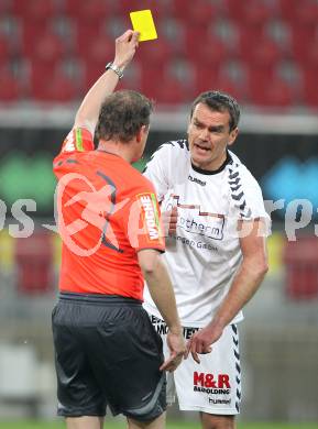 Fussball Regionalliga. SG SK Austria Klagenfurt gegen Feldkirchen SV. Robert Micheu (Feldkirchen), Schiedsrichter Johann Reinwald. Klagenfurt, am 29.4.2011.
Foto: Kuess
---
pressefotos, pressefotografie, kuess, qs, qspictures, sport, bild, bilder, bilddatenbank