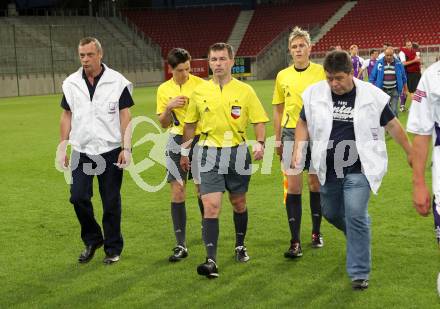 Fussball. Regionalliga. SK Austria Klagenfurt gegen SAK. Securityschutz fuer das Schiedsrichterteam. Klagenfurt, 13.5.2011.
Foto: Kuess
---
pressefotos, pressefotografie, kuess, qs, qspictures, sport, bild, bilder, bilddatenbank