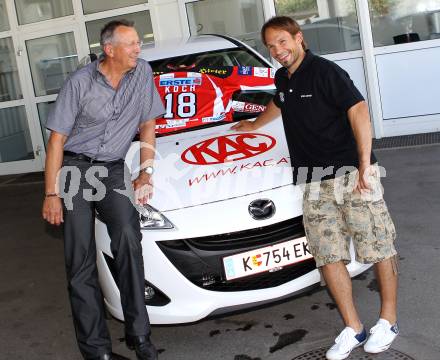 EBEL. Eishockey Bundesliga. Autouebergabe an Thomas Koch (KAC). Thomas Koch, Guenther Kerle (Mazda Austria). Klagenfurt, am 21.6.2011.
Foto: Kuess
---
pressefotos, pressefotografie, kuess, qs, qspictures, sport, bild, bilder, bilddatenbank
