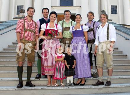 EBEL. Eishockey Bundesliga. Hochzeit Daniel Welser.  Gregor Hager, Daniel und Ulrike Welser, David Schuller mit Freundin, Thomas Koch, Dieter Kalt. Moosburg, am 9.7.2011.
Foto: Kuess
---
pressefotos, pressefotografie, kuess, qs, qspictures, sport, bild, bilder, bilddatenbank