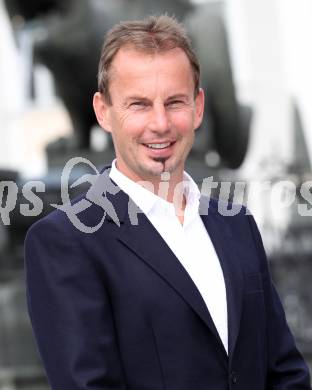 Fussball Regionalliga. Mannschaftsfototermin SK Austria Klagenfurt. Trainer Dietmar Thuller. Klagenfurt, am 31.7.2011.
Foto: Kuess
---
pressefotos, pressefotografie, kuess, qs, qspictures, sport, bild, bilder, bilddatenbank