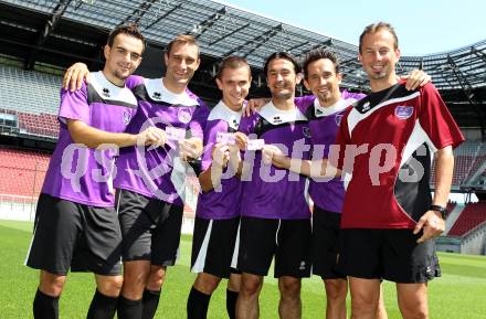 Fussball Regionalliga. SK Austria Klagenfurt. Alexander Percher, Marco Reich, Stefan Korepp, Almedin Hota, Matthias Dollinger, Trainer Dietmar Thuller. Klagenfurt, am 3.8.2011.
Foto: Kuess
---
pressefotos, pressefotografie, kuess, qs, qspictures, sport, bild, bilder, bilddatenbank