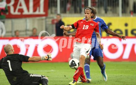 Fussball Laenderspiel Oesterreich gegen Slowakei. Martin Harnik, (Oesterreich), Jan Mucha  (Slowakei). Klagenfurt, 10.8.2011.
Foto: Kuess

---
pressefotos, pressefotografie, kuess, qs, qspictures, sport, bild, bilder, bilddatenbank