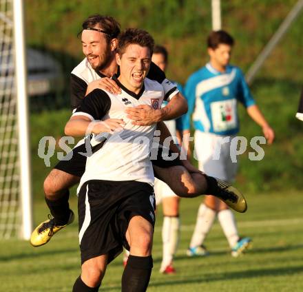 Fussball Kaerntner Liga. Maria Saal gegen RZ Pellets WAC/St. Andrae. Torjubel Christopher Isopp, Roland Krenn (Maria Saal). Maria Saal, am 13.8.2011.
Foto: Kuess
---
pressefotos, pressefotografie, kuess, qs, qspictures, sport, bild, bilder, bilddatenbank