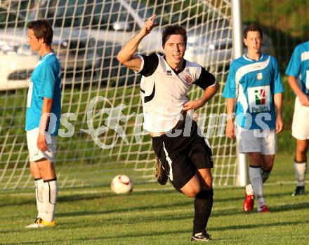 Fussball Kaerntner Liga. Maria Saal gegen RZ Pellets WAC/St. Andrae. Torjubel Christopher Isopp (Maria Saal). Maria Saal, am 13.8.2011.
Foto: Kuess
---
pressefotos, pressefotografie, kuess, qs, qspictures, sport, bild, bilder, bilddatenbank