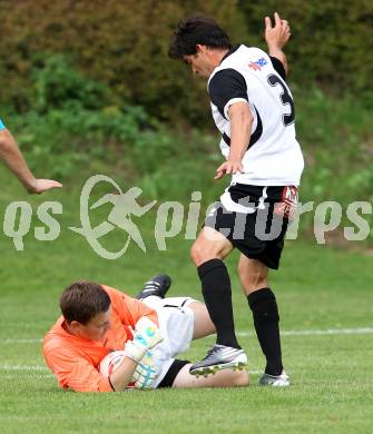 Fussball Kaerntner Liga. Maria Saal gegen RZ Pellets WAC/St. Andrae. Araujo Da Silva Filho Aldamir (Maria Saal), Max Friesacher (WAC/St. Andrae). Maria Saal, am 13.8.2011.
Foto: Kuess
---
pressefotos, pressefotografie, kuess, qs, qspictures, sport, bild, bilder, bilddatenbank