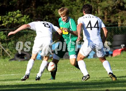 Fussball Kaerntner Liga. ATUS Ferlach gegen Voelkermarkt. Markus Dixer, Marko Kriznik (Ferlach), Julian Schubert (Voelkermarkt). Ferlach, am 14.8.2011.
Foto: Kuess
---
pressefotos, pressefotografie, kuess, qs, qspictures, sport, bild, bilder, bilddatenbank