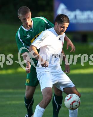 Fussball Kaerntner Liga. ATUS Ferlach gegen Voelkermarkt. Blaz Puc (Ferlach), Puschl Schliefnig Kevin (Voelkermarkt). Ferlach, am 14.8.2011.
Foto: Kuess
---
pressefotos, pressefotografie, kuess, qs, qspictures, sport, bild, bilder, bilddatenbank