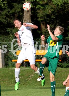 Fussball Kaerntner Liga. ATUS Ferlach gegen Voelkermarkt. Markus Dixer(Ferlach), Daniel Ulrich Primusch (Voelkermarkt). Ferlach, am 14.8.2011.
Foto: Kuess
---
pressefotos, pressefotografie, kuess, qs, qspictures, sport, bild, bilder, bilddatenbank