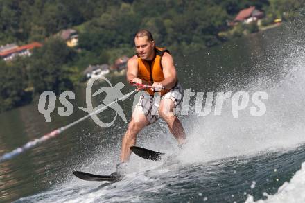 Eishockey. VSV. Wasserski. Kevin Mitchell. Ossiacher See, 22.8.2011.
Foto: Kuess
---
pressefotos, pressefotografie, kuess, qs, qspictures, sport, bild, bilder, bilddatenbank