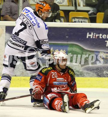 Eishockey Testspiel KAC gegen Iserlohn Roosters. John Lammers, (KAC), Stefan Langwieder (Iserlohn Roosters). Klagenfurt, 27.8.2011.
Foto: Kuess 

---
pressefotos, pressefotografie, kuess, qs, qspictures, sport, bild, bilder, bilddatenbank