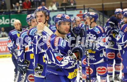 EBEL. Eishockey Bundesliga. EC Rekord Fenster VSV gegen EHC LIWEST Linz. enttaeuschte VSV Spieler. Villach, am 7.10.2011.
Foto: Kuess 


---
pressefotos, pressefotografie, kuess, qs, qspictures, sport, bild, bilder, bilddatenbank