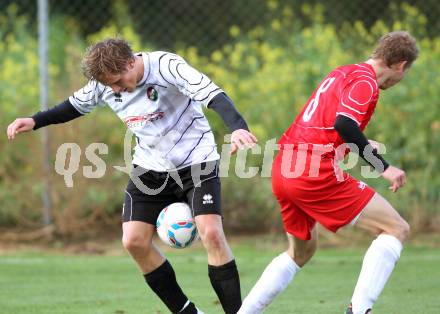 Fussball 1. KLasse C. Woelfnitz gegen HSV. Matthias Lales, (Woelfnitz), Vito Trink  (HSV). Woelfnitz, 8.10.2011.
Foto: Kuess
---
pressefotos, pressefotografie, kuess, qs, qspictures, sport, bild, bilder, bilddatenbank