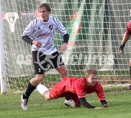 Fussball 1. KLasse C. Woelfnitz gegen HSV. Matthias Kales,  (Woelfnitz), Vito Trink (HSV). Woelfnitz, 8.10.2011.
Foto: Kuess
---
pressefotos, pressefotografie, kuess, qs, qspictures, sport, bild, bilder, bilddatenbank