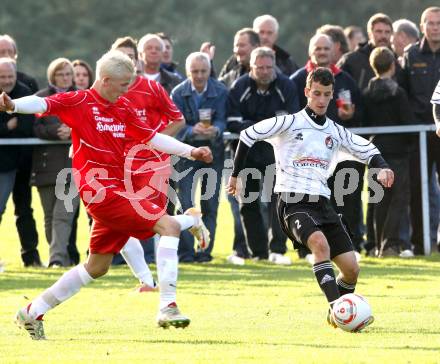 Fussball 1. KLasse C. Woelfnitz gegen HSV. Daniel Zlattinger, (Woelfnitz), Robert Zlender  (HSV). Woelfnitz, 8.10.2011.
Foto: Kuess
---
pressefotos, pressefotografie, kuess, qs, qspictures, sport, bild, bilder, bilddatenbank