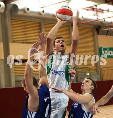 Basketball 2. Bundesliga. KOS Klagenfurt/Celovec gegen Amstetten Falcons. Denis Kondic (KOS), Clemens Sturm, Andreas bauch (Amstetten). KLagenfurt, am 16.10.2011.
Foto: Kuess
---
pressefotos, pressefotografie, kuess, qs, qspictures, sport, bild, bilder, bilddatenbank