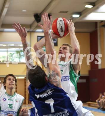 Basketball 2. Bundesliga. KOS Klagenfurt/Celovec gegen Amstetten Falcons. Fabian Gallob (KOS), Stefan Kerschbaummayr (Amstetten). KLagenfurt, am 16.10.2011.
Foto: Kuess
---
pressefotos, pressefotografie, kuess, qs, qspictures, sport, bild, bilder, bilddatenbank