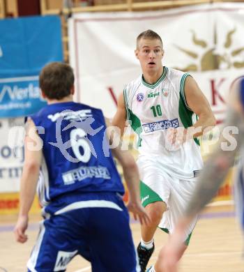 Basketball 2. Bundesliga. KOS Klagenfurt/Celovec gegen Amstetten Falcons. Petar Ciganovic (KOS), Alexander Furtner (Amstetten). KLagenfurt, am 16.10.2011.
Foto: Kuess
---
pressefotos, pressefotografie, kuess, qs, qspictures, sport, bild, bilder, bilddatenbank