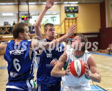 Basketball 2. Bundesliga. KOS Klagenfurt/Celovec gegen Amstetten Falcons. Blaz Oberckal (KOS), Alexander Furtner, Michael Hauer (Amstetten). KLagenfurt, am 16.10.2011.
Foto: Kuess
---
pressefotos, pressefotografie, kuess, qs, qspictures, sport, bild, bilder, bilddatenbank