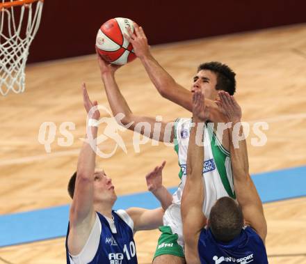 Basketball 2. Bundesliga. KOS Klagenfurt/Celovec gegen Amstetten Falcons. Toman Feinig (KOS), Andreas Bauch (Amstetten). KLagenfurt, am 16.10.2011.
Foto: Kuess
---
pressefotos, pressefotografie, kuess, qs, qspictures, sport, bild, bilder, bilddatenbank