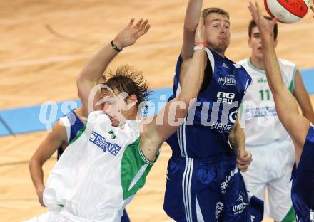 Basketball 2. Bundesliga. KOS Klagenfurt/Celovec gegen Amstetten Falcons. Blaz Obercksal (KOS), Michael Hauer (Amstetten). KLagenfurt, am 16.10.2011.
Foto: Kuess
---
pressefotos, pressefotografie, kuess, qs, qspictures, sport, bild, bilder, bilddatenbank