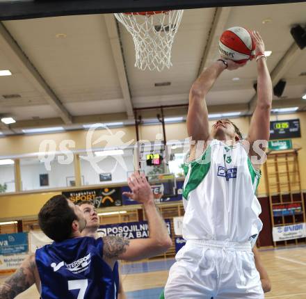 Basketball 2. Bundesliga. KOS Klagenfurt/Celovec gegen Amstetten Falcons. Blaz Oberckal (KOS), Stefan Kerschbaummayr (Amstetten). KLagenfurt, am 16.10.2011.
Foto: Kuess
---
pressefotos, pressefotografie, kuess, qs, qspictures, sport, bild, bilder, bilddatenbank