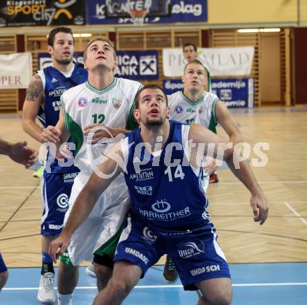 Basketball 2. Bundesliga. KOS Klagenfurt/Celovec gegen Amstetten Falcons. Fabian Gallob, (KOS),  Lukas Kerschbaummayr (Amstetten). KLagenfurt, am 16.10.2011.
Foto: Kuess
---
pressefotos, pressefotografie, kuess, qs, qspictures, sport, bild, bilder, bilddatenbank