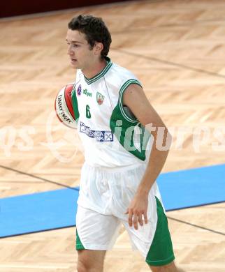 Basketball 2. Bundesliga. KOS Klagenfurt/Celovec gegen Amstetten Falcons. Matej Smrtnik (KOS). KLagenfurt, am 16.10.2011.
Foto: Kuess
---
pressefotos, pressefotografie, kuess, qs, qspictures, sport, bild, bilder, bilddatenbank