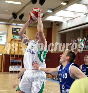 Basketball 2. Bundesliga. KOS Klagenfurt/Celovec gegen Amstetten Falcons. Blaz Oberckal, (KOS), Andreas Bauch (Amstetten). KLagenfurt, am 16.10.2011.
Foto: Kuess
---
pressefotos, pressefotografie, kuess, qs, qspictures, sport, bild, bilder, bilddatenbank