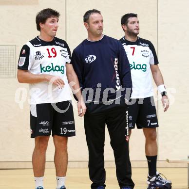 Handball. SC Kelag Ferlach gegen HC Shoppingcity Seiersberg. Primoz Drozina, Trainer Boris Levc, Christian Koschu (Ferlach). Ferlach, 15.10.2011.
Foto: Kuess
---
pressefotos, pressefotografie, kuess, qs, qspictures, sport, bild, bilder, bilddatenbank