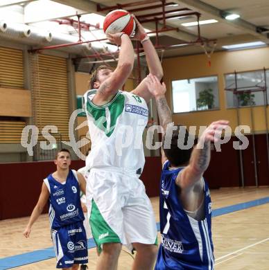 Basketball 2. Bundesliga. KOS Klagenfurt/Celovec gegen Amstetten Falcons. Blaz Oberckal,  (KOS), Stefan Kerschbaummayr (Amstetten). KLagenfurt, am 16.10.2011.
Foto: Kuess
---
pressefotos, pressefotografie, kuess, qs, qspictures, sport, bild, bilder, bilddatenbank