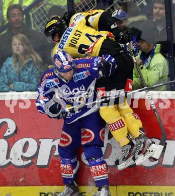 EBEL. Eishockey Bundesliga. EC Rekord Fenster VSV gegen UPC Vienna Capitals. Derek Damon, (VSV), Taylor Holst  (Caps). Villach, am 21.10.2011.
Foto: Kuess 


---
pressefotos, pressefotografie, kuess, qs, qspictures, sport, bild, bilder, bilddatenbank