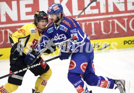 EBEL. Eishockey Bundesliga. EC Rekord Fenster VSV gegen UPC Vienna Capitals.  Craig Weller, (VSV), Taylor Holst (Caps). Villach, am 21.10.2011.
Foto: Kuess 


---
pressefotos, pressefotografie, kuess, qs, qspictures, sport, bild, bilder, bilddatenbank