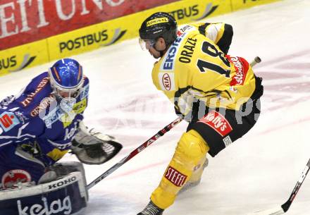 EBEL. Eishockey Bundesliga. EC Rekord Fenster VSV gegen UPC Vienna Capitals. Bernhard Starkbaum,  (VSV), Martin Oraze (Caps). Villach, am 21.10.2011.
Foto: Kuess 


---
pressefotos, pressefotografie, kuess, qs, qspictures, sport, bild, bilder, bilddatenbank