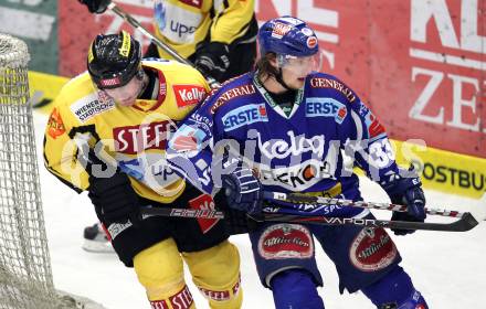 EBEL. Eishockey Bundesliga. EC Rekord Fenster VSV gegen UPC Vienna Capitals. Andreas Wiedergut,  (VSV), Filip Gunnarsson (Caps). Villach, am 21.10.2011.
Foto: Kuess 


---
pressefotos, pressefotografie, kuess, qs, qspictures, sport, bild, bilder, bilddatenbank