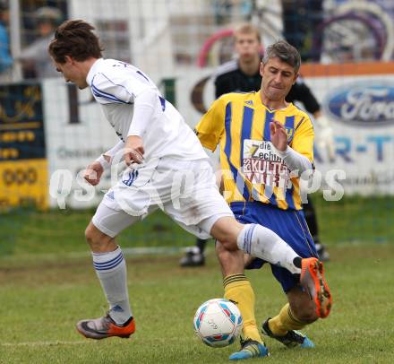 Fussball Unterliga Ost. Liebenfels gegen Friesach.  Branko Puljic (Liebenfels), Werner Buchhaeusl (Friesach). Liebenfels, am 23.10.2011.
Foto: Kuess
---
pressefotos, pressefotografie, kuess, qs, qspictures, sport, bild, bilder, bilddatenbank