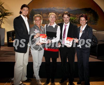 Buchpraesentation. Mein Kind im Sport. Christoph Brandner (KAC),  Alexandra Meissnitzer, Roswitha Stadlober, Marc Brabant,  Sabine Urnik. Klagenfurt, am 31.10.2011.
Foto: Kuess
---
pressefotos, pressefotografie, kuess, qs, qspictures, sport, bild, bilder, bilddatenbank