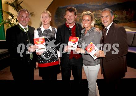 Buchpraesentation.  Mein Kind im Sport. Gerhard Doerfler, Roswitha Stadlober,  Christian Scheider, Alexandra Meissnitzer,  Juergen Pfeiler. Klagenfurt, am 31.10.2011.
Foto: Kuess
---
pressefotos, pressefotografie, kuess, qs, qspictures, sport, bild, bilder, bilddatenbank