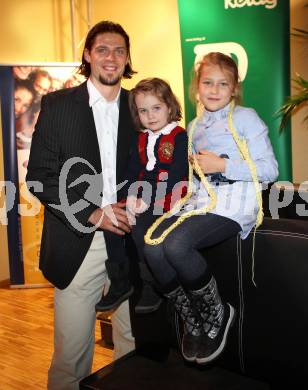 Buchpraesentation. Mein Kind im Sport. Christoph Brandner (KAC) mit Toechter. Klagenfurt, am 31.10.2011.
Foto: Kuess
---
pressefotos, pressefotografie, kuess, qs, qspictures, sport, bild, bilder, bilddatenbank