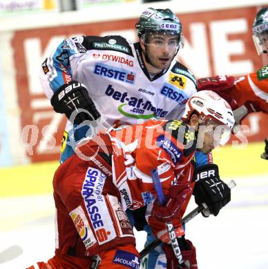 EBEL. Eishockey Bundesliga. KAC gegen EHC LIWEST Linz. Thomas Koch,  (KAC), Mike Ouellette (Linz). Klagenfurt, am 18.11.2011.
Foto: Kuess

---
pressefotos, pressefotografie, kuess, qs, qspictures, sport, bild, bilder, bilddatenbank