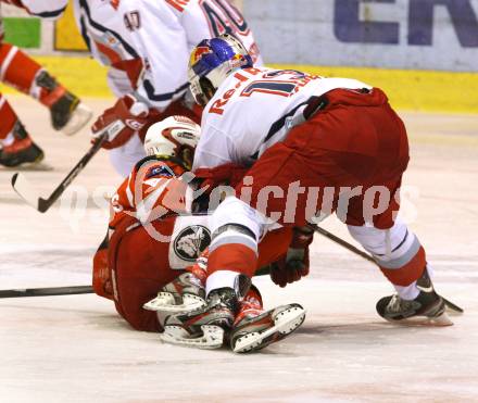 EBEL. Eishockey Bundesliga. KAC gegen EC RED BULL SALZBURG. LAMMERS John (KAC), SCHIECHL Michael (Salzburg). Klagenfurt, am 22.11.2011.
Foto: Kuess

---
pressefotos, pressefotografie, kuess, qs, qspictures, sport, bild, bilder, bilddatenbank