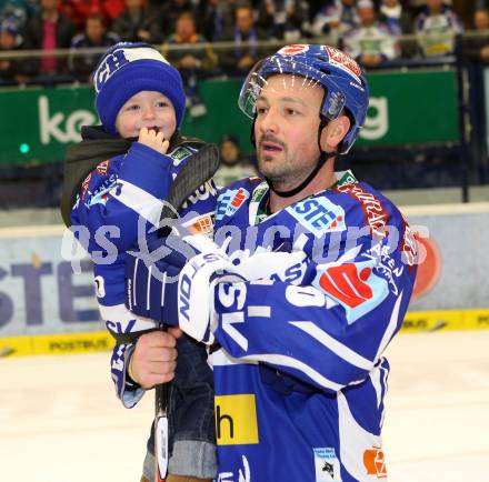 EBEL. Eishockey Bundesliga. EC Rekord Fenster VSV gegen HK Jesenice.  Gerhard Unterluggauer mit Sohn (VSV). Villach, am 27.11.2011.
Foto: Kuess 


---
pressefotos, pressefotografie, kuess, qs, qspictures, sport, bild, bilder, bilddatenbank
