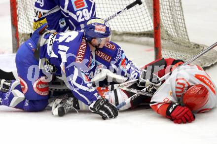 EBEL. Eishockey Bundesliga. EC Rekord Fenster VSV gegen HK Jesenice.  Marco Pewal, (VSV), Tomi Hafner  (HK Jesenice). Villach, am 27.11.2011.
Foto: Kuess 


---
pressefotos, pressefotografie, kuess, qs, qspictures, sport, bild, bilder, bilddatenbank